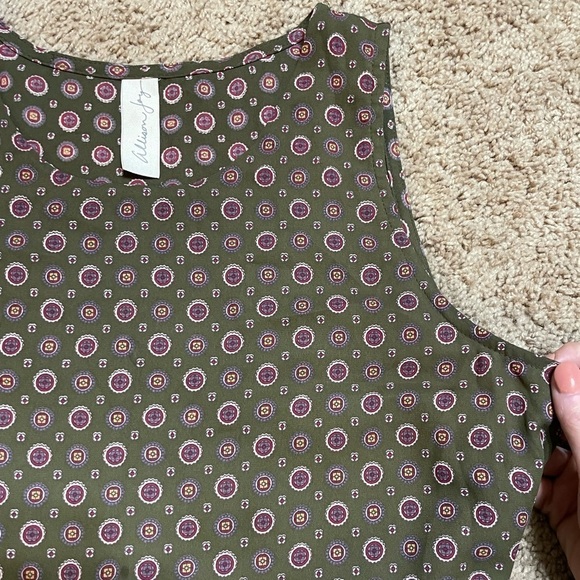 Evereve Allison Joy Floral Olive Sleeveless Tank Blouse | S - Picture 7 of 7